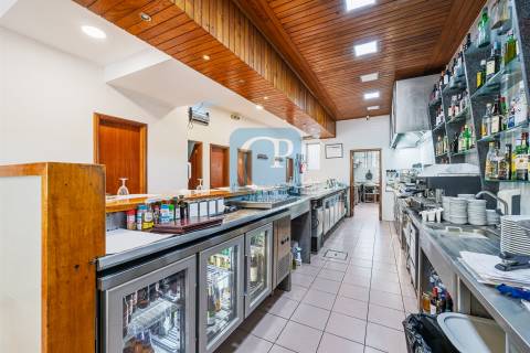 Restaurante completamente equipado junto ao estádio do Dragão