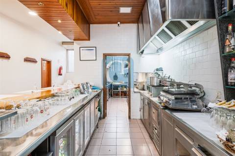 Restaurante completamente equipado junto ao estádio do Dragão