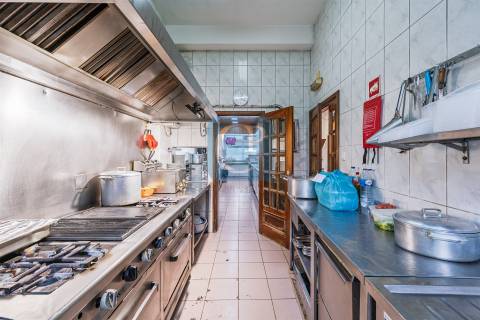 Restaurante completamente equipado junto ao estádio do Dragão
