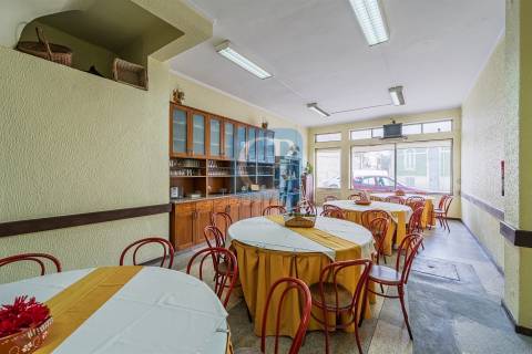 Restaurante completamente equipado junto ao estádio do Dragão