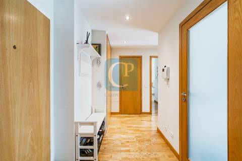 Apartamento T2 junto à Praia de Matosinhos, com cozinha equipada e lugar de garagem