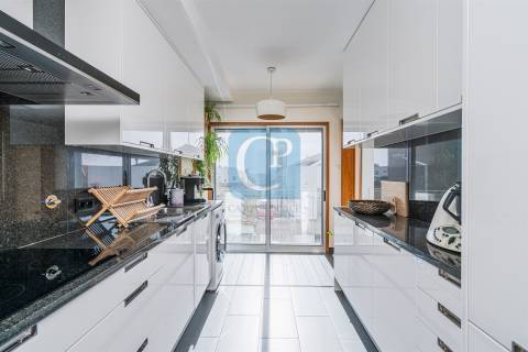 Apartamento T2 junto à Praia de Matosinhos, com cozinha equipada e lugar de garagem