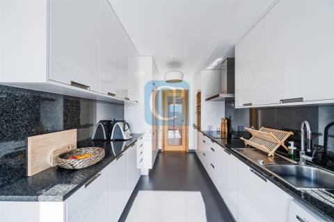 Apartamento T2 junto à Praia de Matosinhos, com cozinha equipada e lugar de garagem