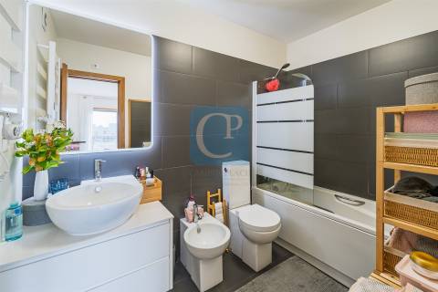 Apartamento T2 junto à Praia de Matosinhos, com cozinha equipada e lugar de garagem