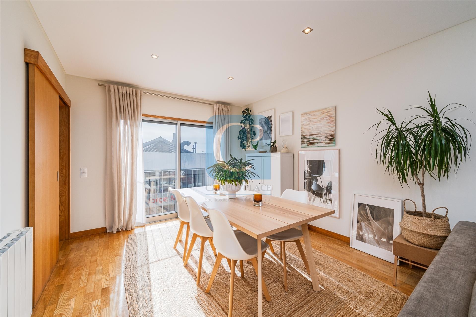 Apartamento T2 junto à Praia de Matosinhos, com cozinha equipada e lugar de garagem