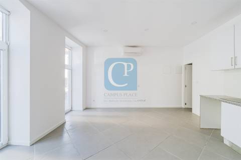 Prédio para investimento com seis frações em São Mamede de Infesta