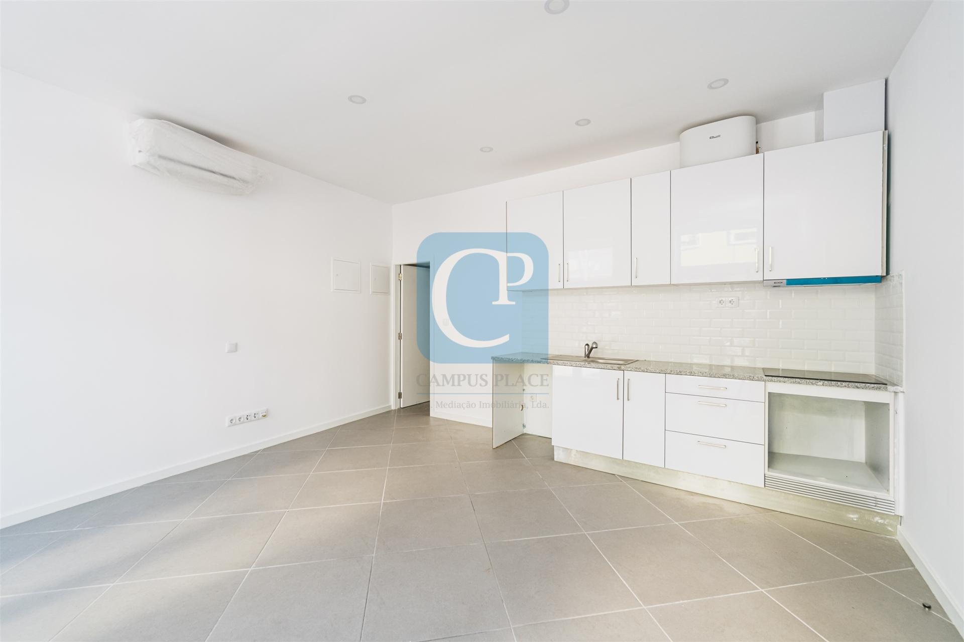 Prédio para investimento com seis frações em São Mamede de Infesta