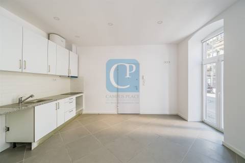 Prédio para investimento com seis frações em São Mamede de Infesta