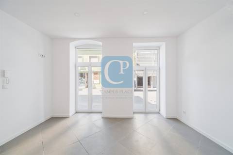 Prédio para investimento com seis frações em São Mamede de Infesta