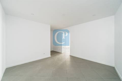 Prédio para investimento com seis frações em São Mamede de Infesta