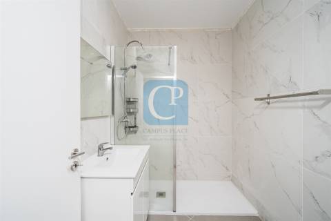 Prédio para investimento com seis frações em São Mamede de Infesta