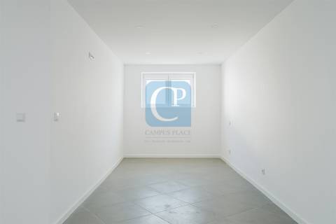 Prédio para investimento com seis frações em São Mamede de Infesta