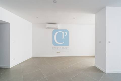 Prédio para investimento com seis frações em São Mamede de Infesta