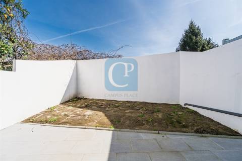 Prédio para investimento com seis frações em São Mamede de Infesta