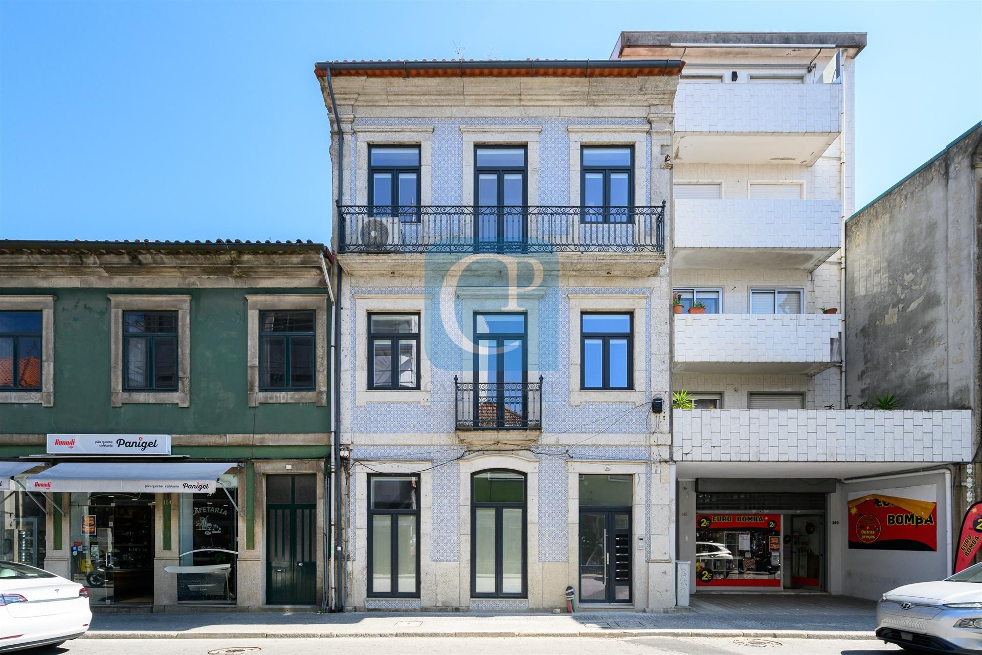 Prédio para investimento com seis frações em São Mamede de Infesta