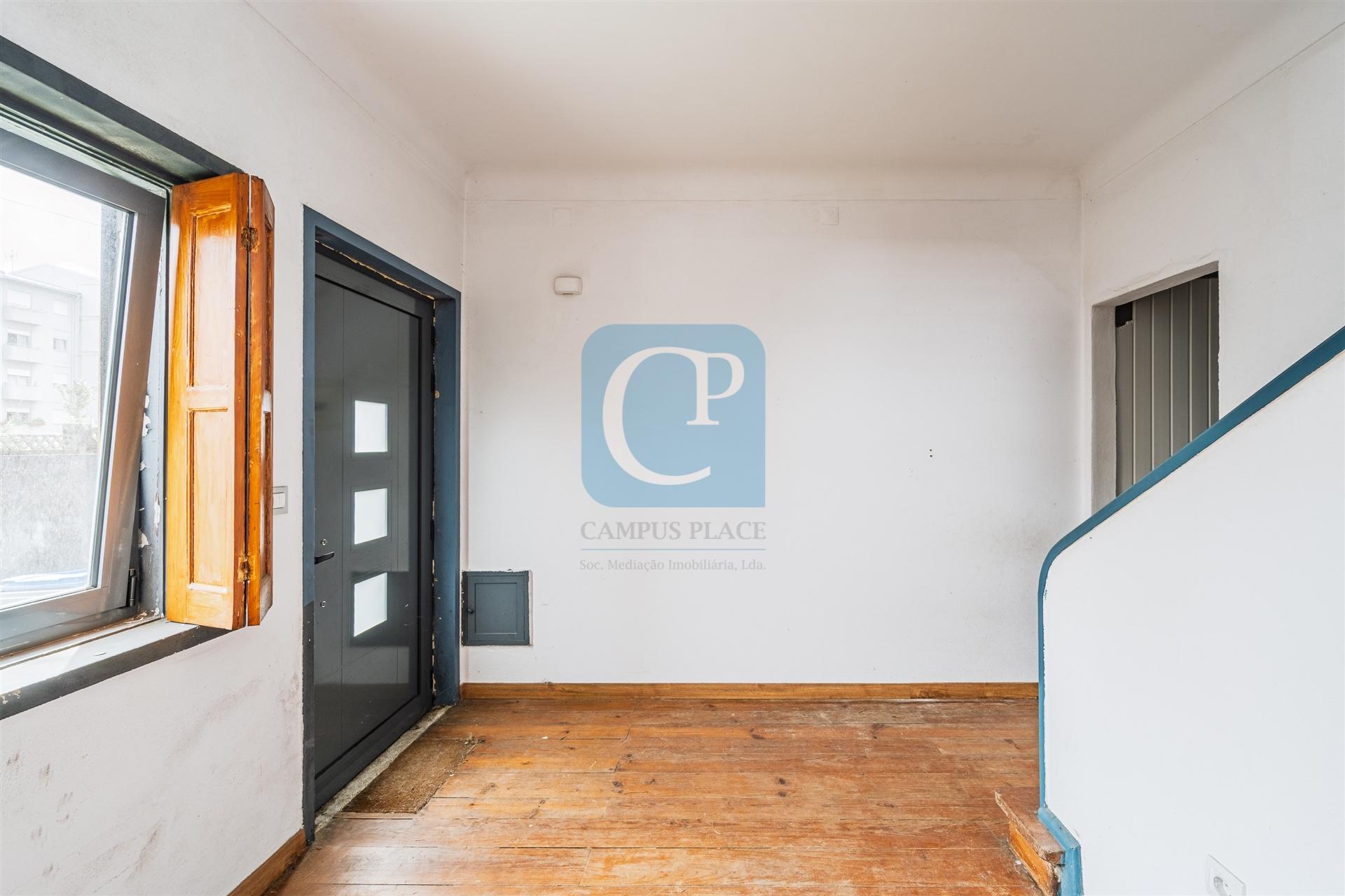 Moradia Geminada V3 à Avenida Fernão Magalhães, Porto