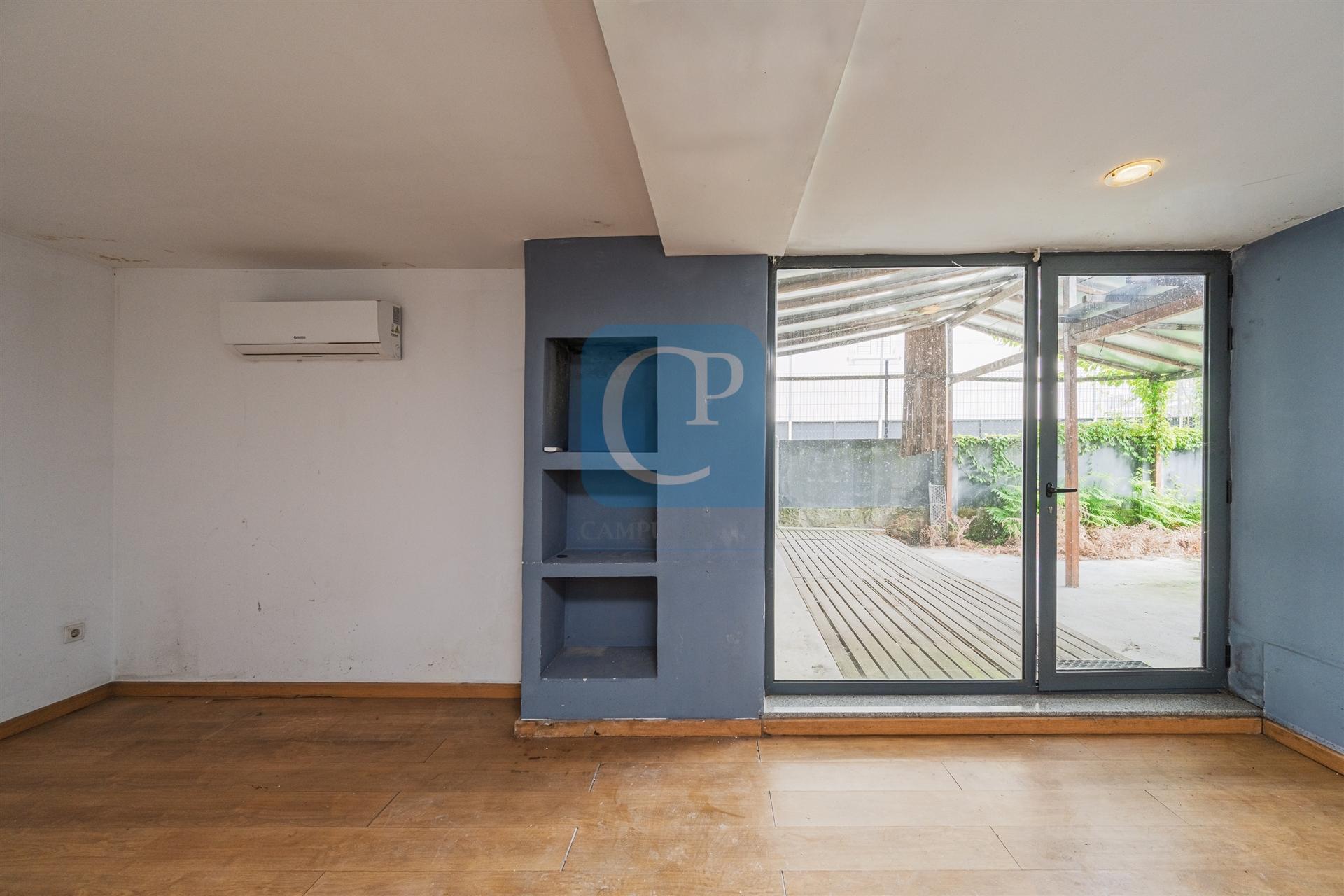 Moradia Geminada V3 à Avenida Fernão Magalhães, Porto