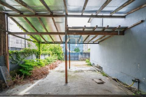 Moradia Geminada V3 à Avenida Fernão Magalhães, Porto