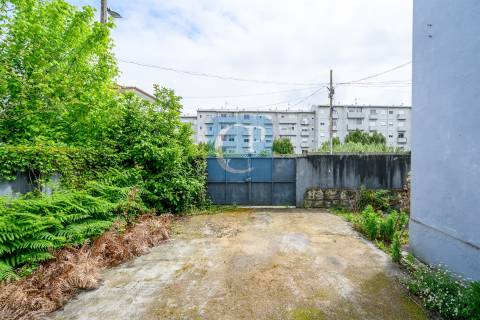 Moradia Geminada V3 à Avenida Fernão Magalhães, Porto