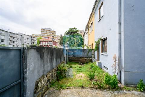 Moradia Geminada V3 à Avenida Fernão Magalhães, Porto