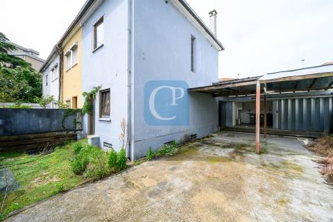 Moradia Geminada V3 à Avenida Fernão Magalhães, Porto