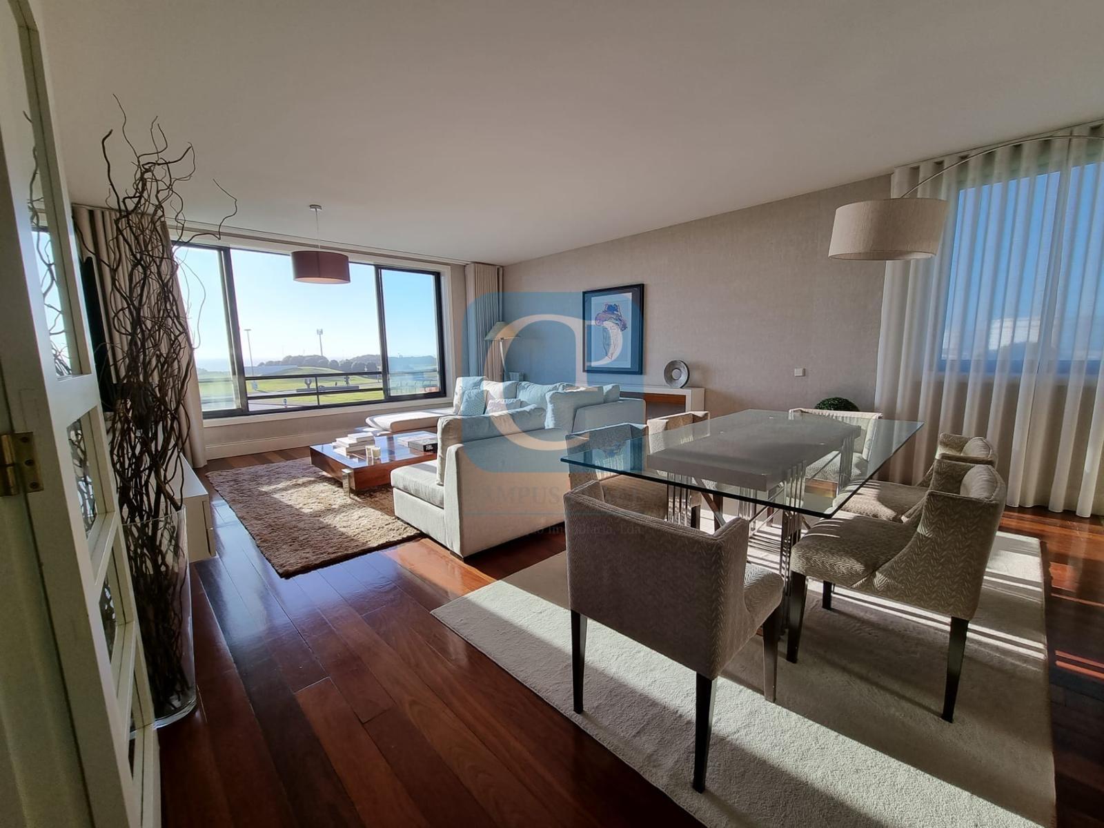 Apartamento T3 na primeira linha de mar em Leça da Palmeira