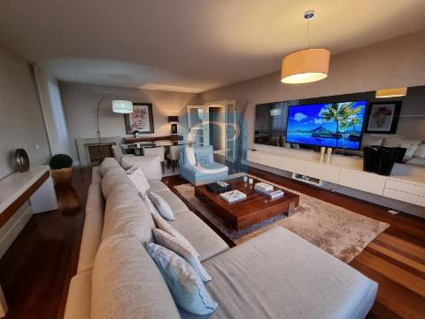 Apartamento T3 na primeira linha de mar em Leça da Palmeira