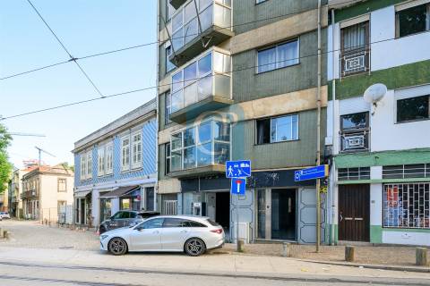 Loja para Comércio ou Serviços na Baixa do Porto