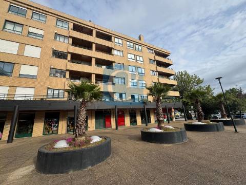 Apartamento T2, em frente ao Hospital de São João, Paranhos, Porto
