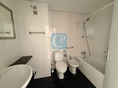 Apartamento T2 com lugar de garagem e arrumos em Vermoim na Maia