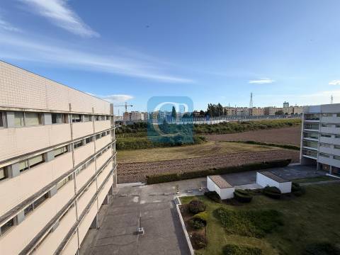 Apartamento T2 com lugar de garagem e arrumos em Vermoim na Maia