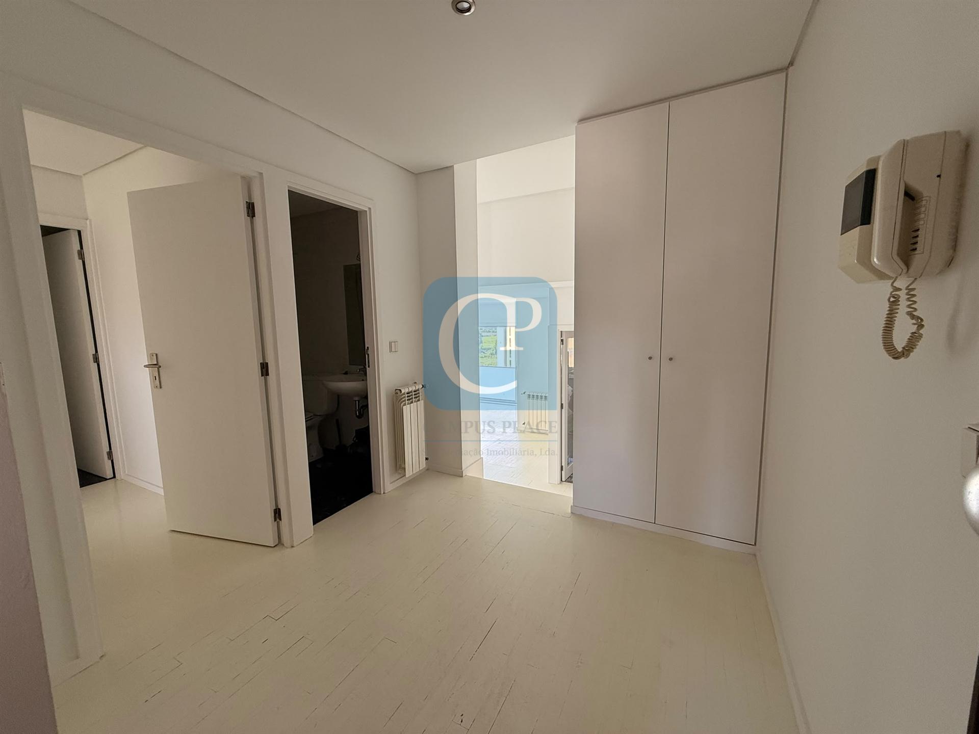 Apartamento T2 com lugar de garagem e arrumos em Vermoim na Maia