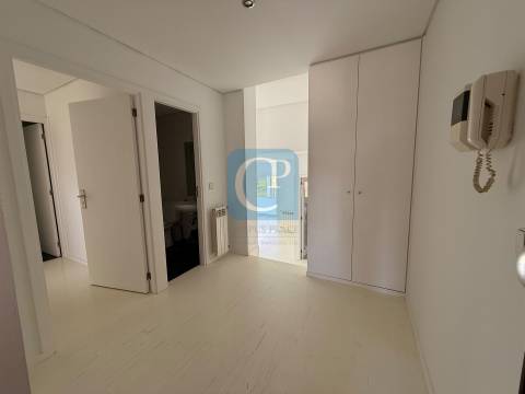 Apartamento T2 com lugar de garagem e arrumos em Vermoim na Maia