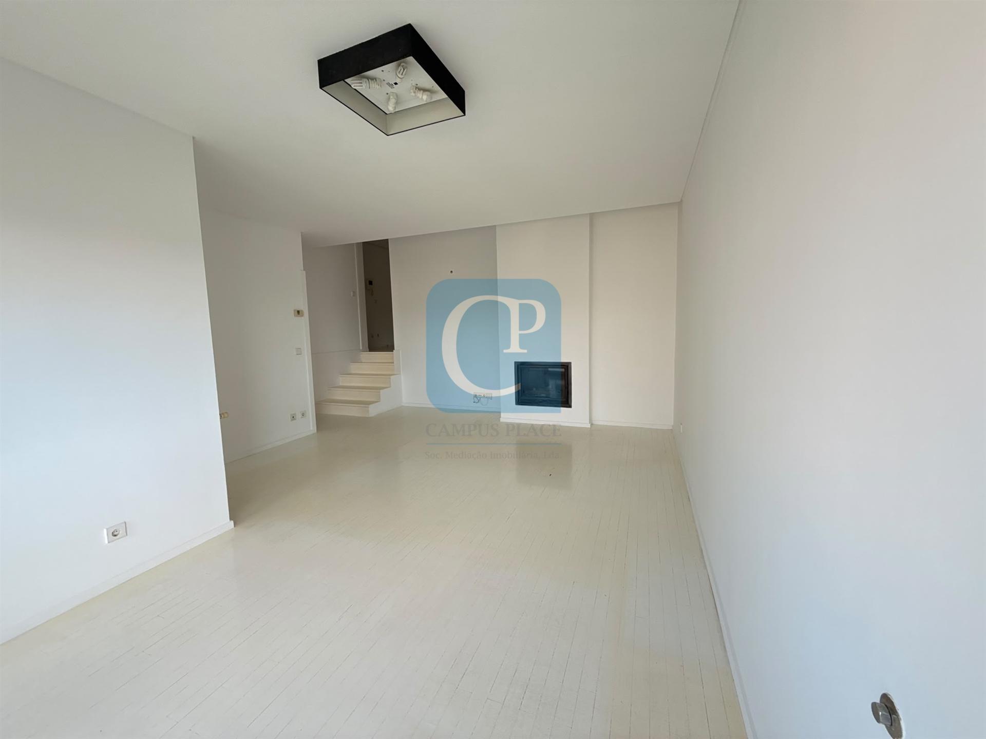 Apartamento T2 com lugar de garagem e arrumos em Vermoim na Maia
