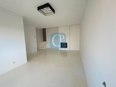Apartamento T2 com lugar de garagem e arrumos em Vermoim na Maia