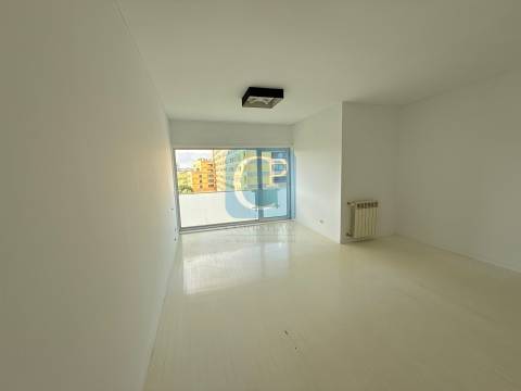 Apartamento T2 com lugar de garagem e arrumos em Vermoim na Maia
