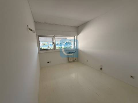 Apartamento T2 com lugar de garagem e arrumos em Vermoim na Maia