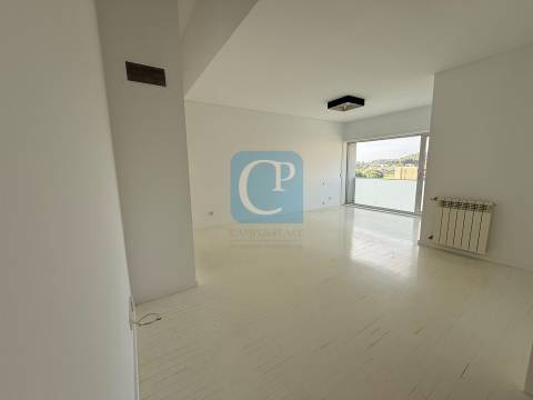 Apartamento T2 com lugar de garagem e arrumos em Vermoim na Maia