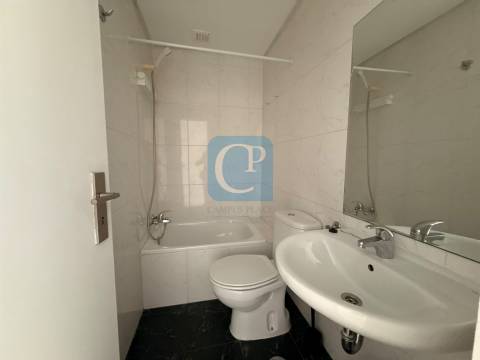 Apartamento T2 com lugar de garagem e arrumos em Vermoim na Maia