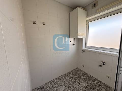 Apartamento T2 com lugar de garagem e arrumos em Vermoim na Maia
