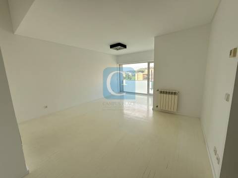 Apartamento T2 com lugar de garagem e arrumos em Vermoim na Maia