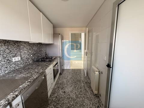 Apartamento T2 com lugar de garagem e arrumos em Vermoim na Maia
