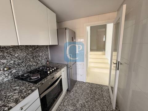Apartamento T2 com lugar de garagem e arrumos em Vermoim na Maia