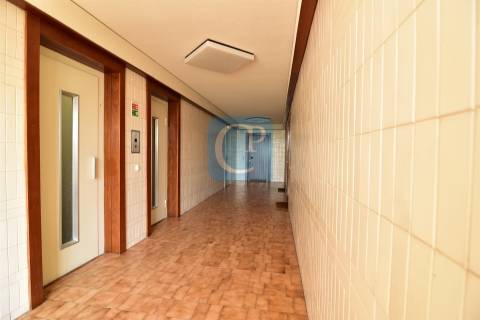 T2 Espaçoso com Varanda e Garagem Fechada no Campo Alegre – Porto
