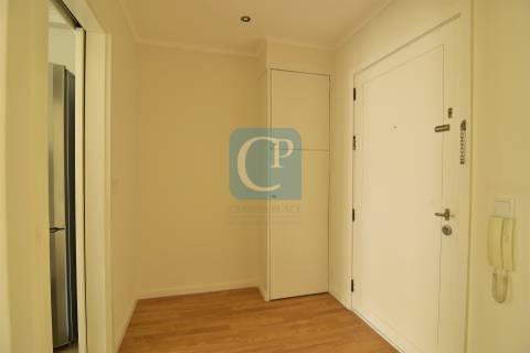 T2 Espaçoso com Varanda e Garagem Fechada no Campo Alegre – Porto