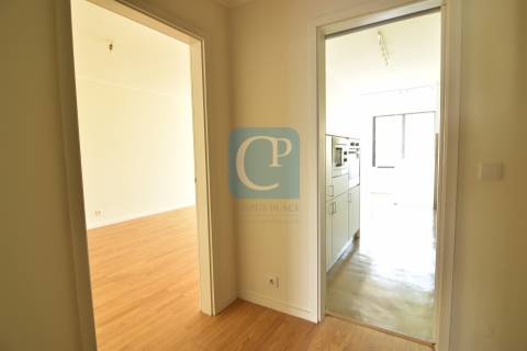 T2 Espaçoso com Varanda e Garagem Fechada no Campo Alegre – Porto