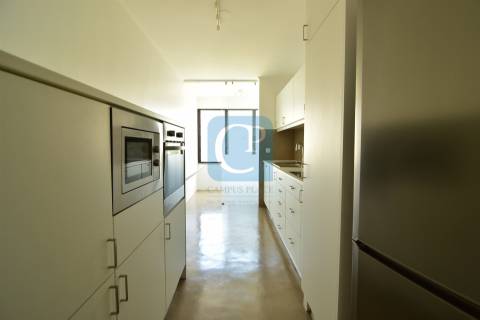 T2 Espaçoso com Varanda e Garagem Fechada no Campo Alegre – Porto