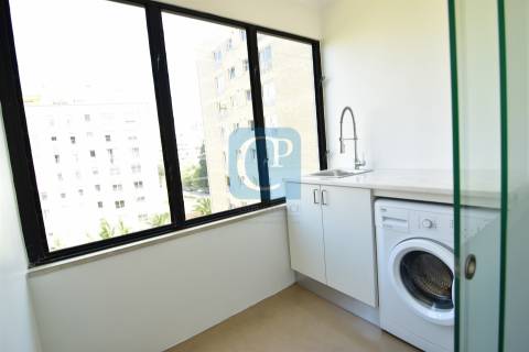 T2 Espaçoso com Varanda e Garagem Fechada no Campo Alegre – Porto