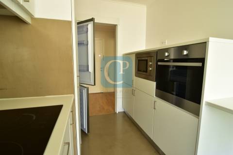 T2 Espaçoso com Varanda e Garagem Fechada no Campo Alegre – Porto