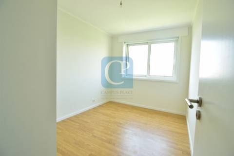 T2 Espaçoso com Varanda e Garagem Fechada no Campo Alegre – Porto